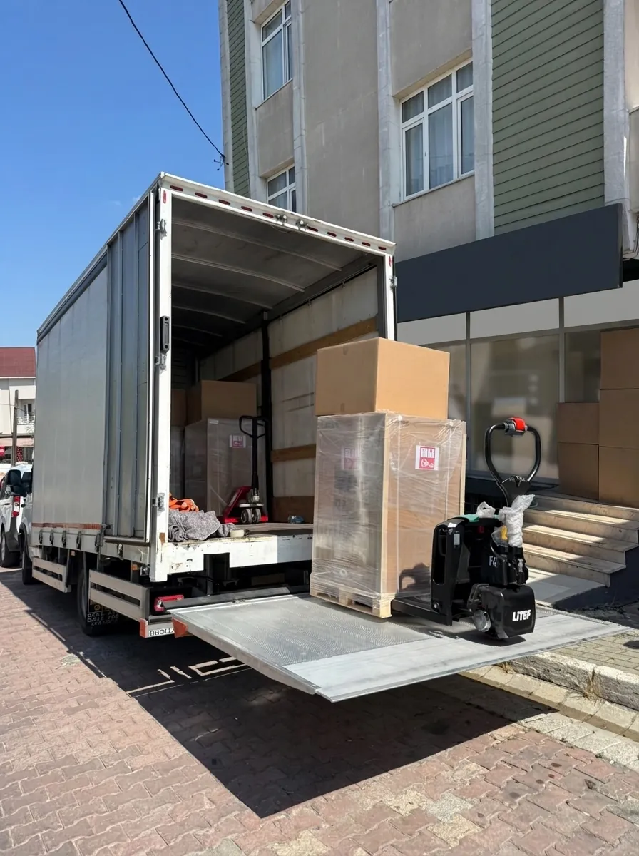 Liftli araçla mağaza önüne paletli teslimat